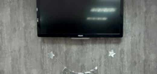 Два больших экрана для просмотра фотографий из семейного архива