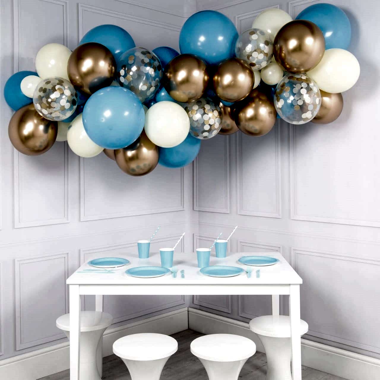 Гирлянда из шаров разного калибра Гирлянда из шаров разного калибра в студии Город друзей