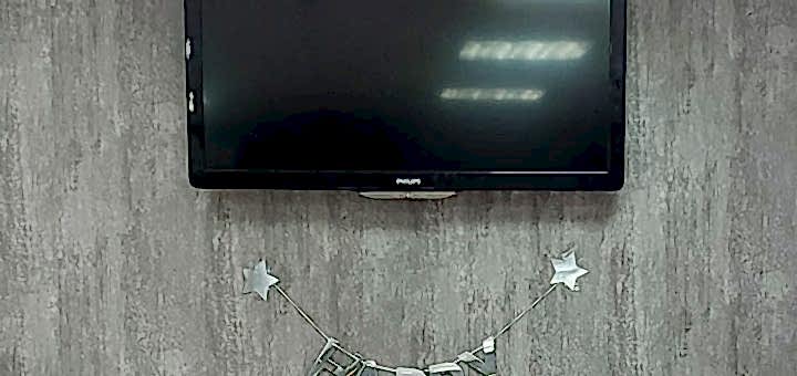 Два больших экрана для просмотра фотографий из семейного архива