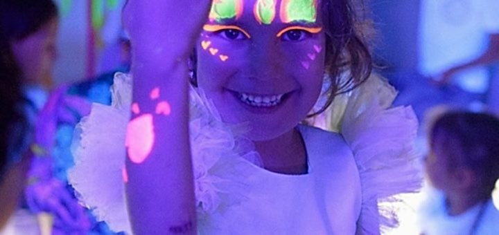 Неоновая фотозона в подарок